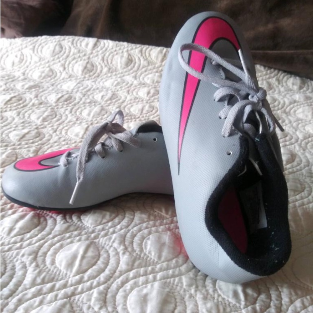 Nike girls soccer sneakers in grey and pink leather. Size 2.5 Y